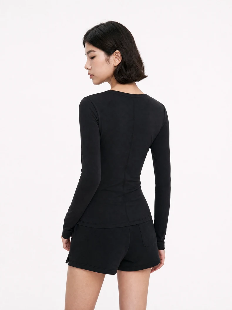 V-Neck Slim Wool Base Layer image 20